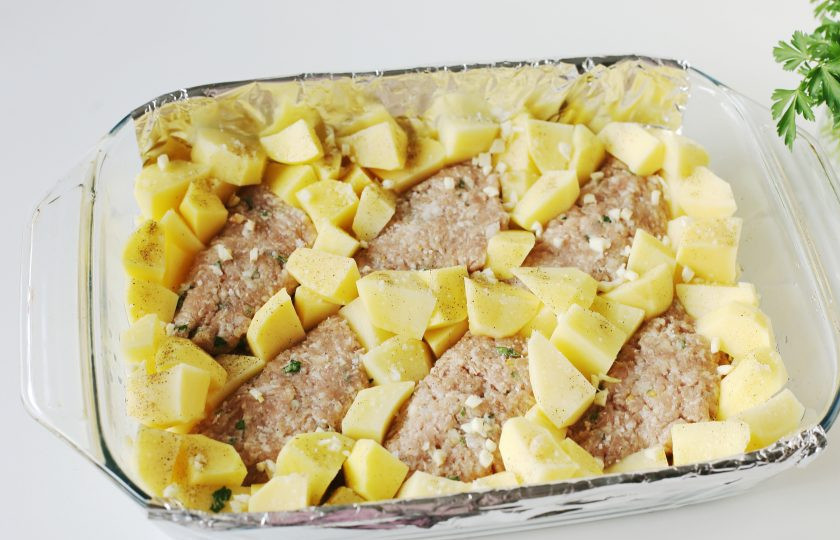 1. Этап. Мясные сочни с грибами: Переложите заготовки на смазанный маслом противень. Картофель нарежьте кубиками, разложите между сочнями, посолите, поперчите, посыпьте измельченным чесноком и сбрызните маслом. Запекайте в духовке при 200 градусах 30 минут, затем под грилем 5-7 минут. Ориентируйтесь на особенности своей духовки.