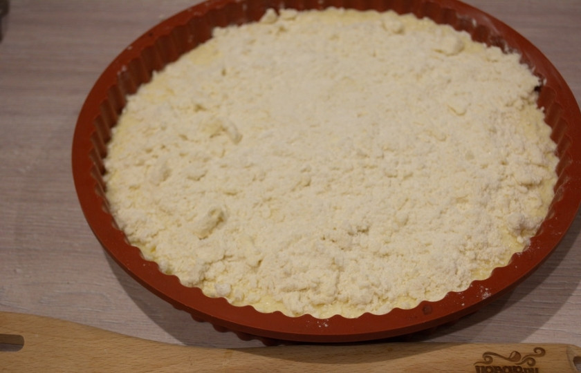 1. Этап. Творожная запеканка с песочным тестом: Сырую запеканку посыпьте полученной крошкой равномерно. Ничего утрамбовывать или поливать не надо. Разогрейте духовку до 180 градусов.