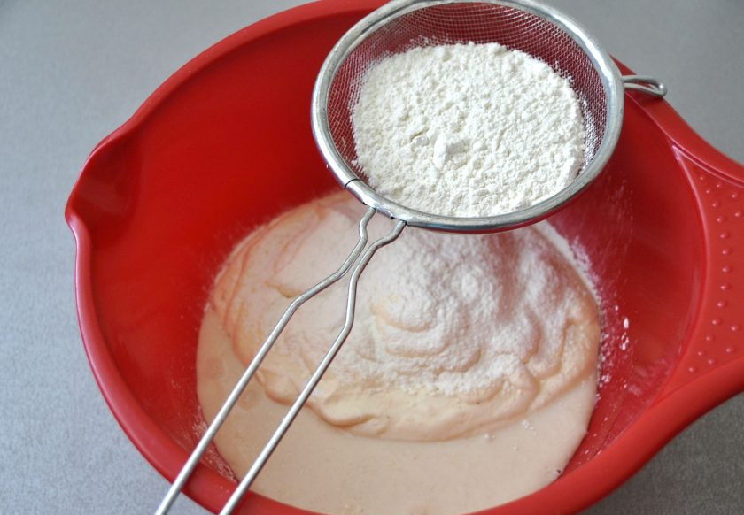 1. Этап. Кулич на молоке: Добавьте подошедшую опару и просейте муку.