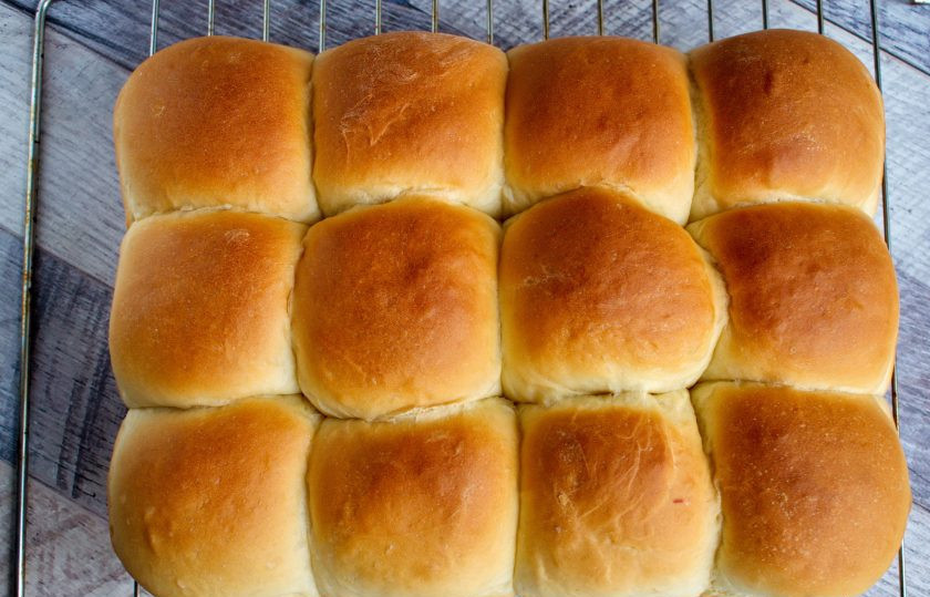 1. Этап. Булочки Даугавиня: Накройте горячие булочки х/б полотенцем, переверните их на полотенце, а затем на решетку до полного остывания.