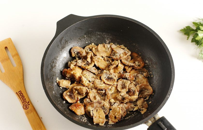 1. Этап. Соус для спагетти: Добавьте муку и энергично все перемешайте. В зависимости от желаемой густоты соуса можно добавить чуть больше или меньше муки.