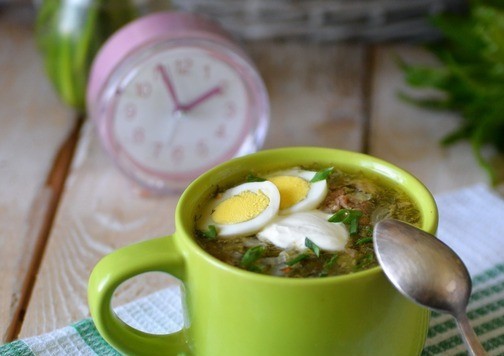 1. Этап. Зелёный борщ Походный: Подаём Зелёный борщ со сметаной, зеленью. Идеально сюда подходит чёрный хлеб. Приятного аппетита!