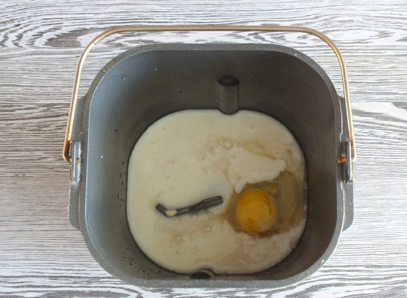 1. Этап. Пончики в хлебопечке: В ведерко хлебопечки перелейте дрожжевую смесь. Добавьте яйцо и кислое молоко.