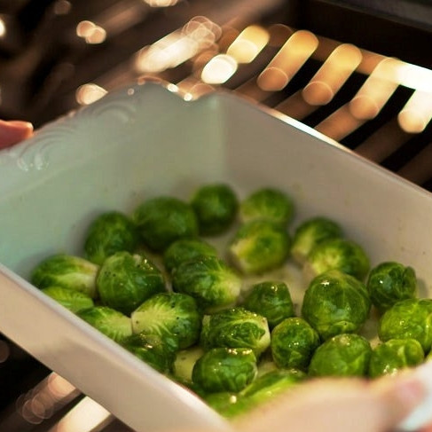 1. Этап. Гарнир из брюссельской капусты: Ставим в духовку, разогретую до 180 градусов.