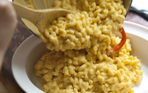 1. Этап. Запеканка из макарон с сыром в духовке: 6. Подготовьте жаропрочную форму, смажьте ее сливочным маслом. Выложите в неё макароны, разровняйте их.