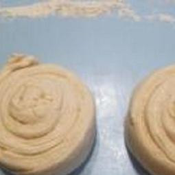 1. Этап. Лепешки слоеные: 3. Разрезать тесто на 3-4 длинные полоски. Каждую полоску свернуть кружочками, а концы полосок защипнуть, чтобы они не раскрылись.