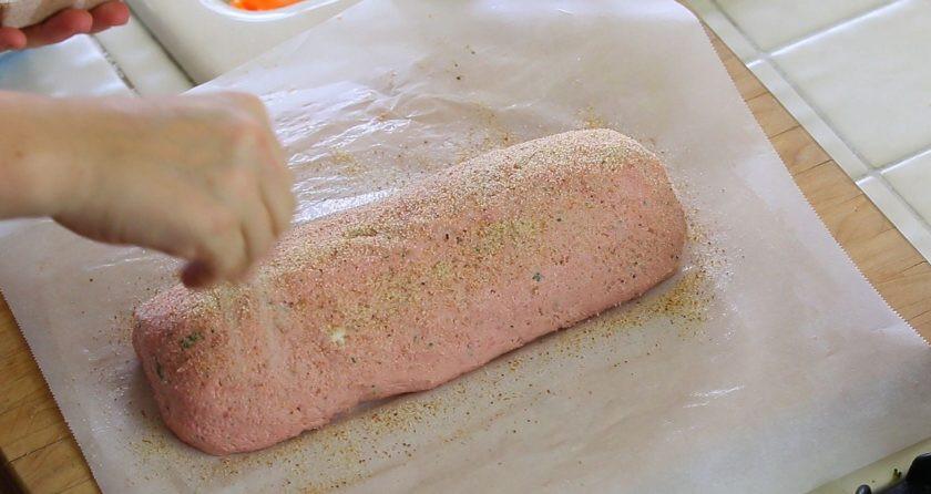 1. Этап. Мясной рулет с брокколи: 6. Теперь сверните фарш с начинкой в рулет с помощью бумаги. Сверху рассыпьте крошки.