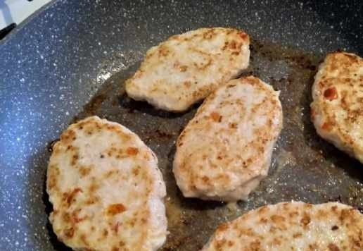 1. Этап. Куриные котлеты нежные: Сформовать котлеты влажными руками, слегка обжарить с двух сторон.