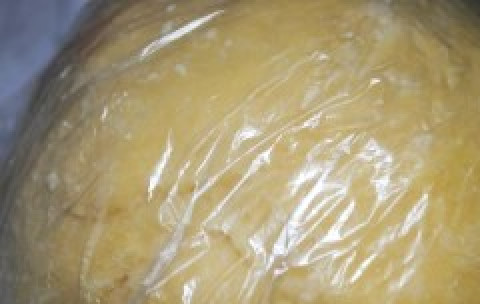 1. Этап. Равиоли в сливочном соусе: Тесто должно постоять полчаса.