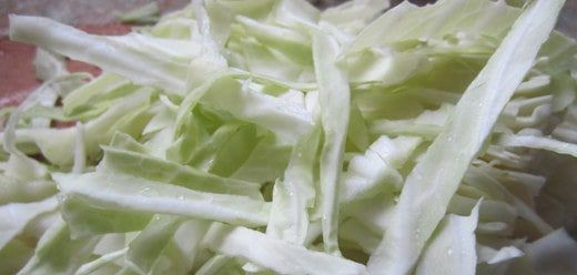 1. Этап. Украинский борщ с пампушками: Капусту нарежьте тонкой соломкой острым ножом или при помощи специальной шинковкой. Добавьте капусту в бульон.