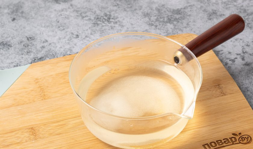 1. Этап. Черные помидоры в банках на зиму: Слейте воду из банки в ковшик, добавьте сахар и соль. Проварите пару минут до закипания, в конце влейте уксус.