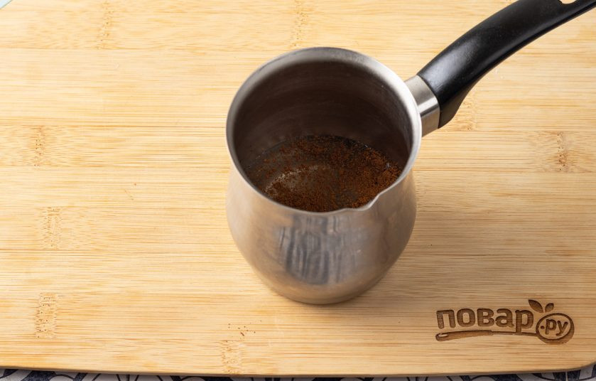 1. Этап. Капучино на соевом молоке: Прогрейте пустую турку пару секунд на плите, затем добавьте молотый кофе и сахар. Влейте воду. На небольшом огне доведите почти до кипения, чтобы пенка начала подниматься. Снимите с плиты, затем снова доведите почти до кипения. Повторите так еще 2-3 раза.