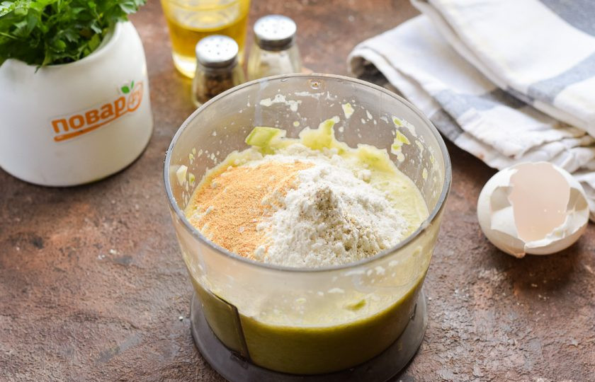 1. Этап. Оладьи из кабачков в блендере: Теперь добавьте в чашу блендера муку пшеничную, соль и перец по вкусу, сушеный чеснок.