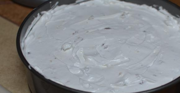 1. Этап. Торт Киевский классический: 10. Выложите в неё безе, отправьте в духовку.