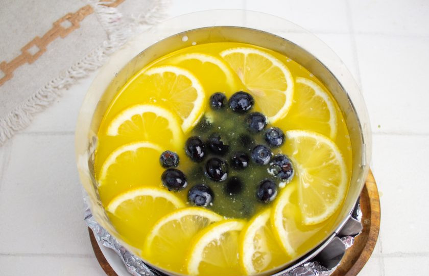 1. Этап. Лимонный чизкейк без выпечки: Налейте аккуратно теплое желе и уберите в холодильник еще на несколько часов до полного застывания.