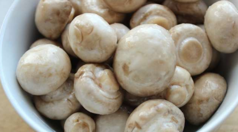 1. Этап. Быстрое маринование шампиньонов: Тщательно промойте и обсушите грибы. Крупные можно разрезать пополам.