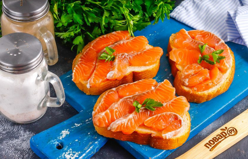 1. Этап. Засол красной рыбы с водкой: Извлеките ее из рассола, нарежьте ломтиками и подайте к столу.