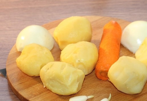 1. Этап. Блинные конвертики с индейкой и картофелем: 4. Приготовим начинку. Овощи очищаем.