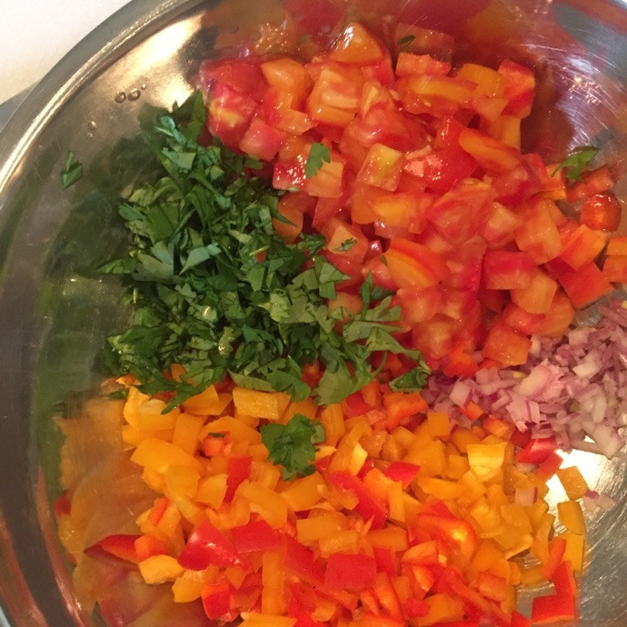 1. Этап. Салат с помидорами: Мелко нарежьте помидоры, петрушку, лук и перец. Соедините их в салатнице.