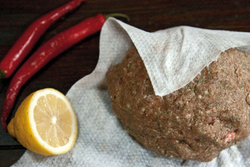 1. Этап. Люля-кебаб на мангале: Вымешиваем фарш, заворачиваем в салфетку и убираем в холодное место, до того времени пока не приготовим угли в мангале.