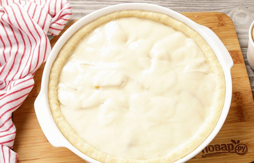 1. Этап. Цветаевский пирог с грушами: Залейте, равномерно распределяя ложкой, заливку.