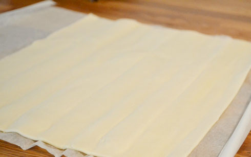 1. Этап. Малиновые пирожки: 1. Слоеное тесто в рецепт приготовления малиновых пирожков лучше брать дрожжевое. Его необходимо разморозить предварительно.