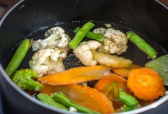 1. Этап. Овощной суп с лапшой: 2. Выложите в кипящую воду. Варите на среднем огне около 10-12 минут (если используете картофель, до мягкости картофеля).