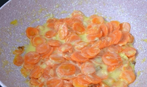 1. Этап. Тушеная морковь в молоке: Готовьте на слабом огне, пока ломтики моркови не станут мягкими, а соус – кремообразным.