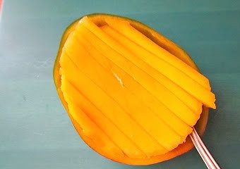 1. Этап. Салат с манго: Манго разрезаем пополам, делаем продольные надрезы, а затем при помощи чайной ложки аккуратненько достаем мякоть.