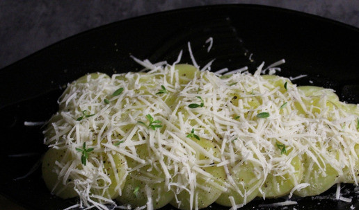 1. Этап. Филе сибаса под чешуёй из картофеля: В конце добавляем тимьян или другую любимую зелень.