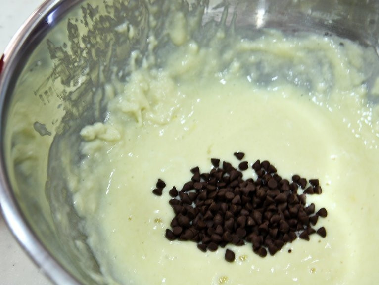 1. Этап. Оладьи из готовой смеси: 2. Добавьте готовую шоколадную крошку, смешайте ее с тестом.