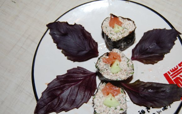 1. Этап. Диетические роллы: Острым ножом разрезаем на порционные кусочки. Приятного аппетита!