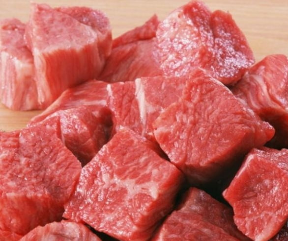 1. Этап. Капуста с говядиной в мультиварке: 1. Промойте мясо, нарежьте небольшими кубиками. Поджарьте на среднем огне на растительном масле в течение 10 минут.