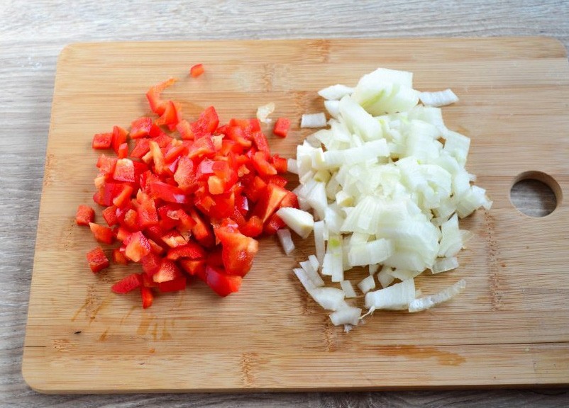 1. Stage. Chicken necks with potatoes: Dice the onion and pepper and add to the necks in the marinade, mix and place in the refrigerator for 2 hours.