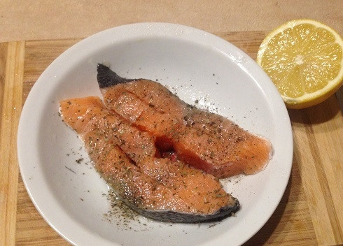 1. Этап. Лосось, запеченный с моцареллой: 3. Солим, перчим, сбрызгиваем лимонным соком и посыпаем базиликом. Можно готовить сразу, а можно оставить рыбу в специях минут на 10-15.