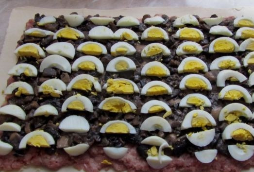 1. Этап. Мясной рулет в тесте: 7. 3 яйца необходимо сварить вкрутую, охладить и очистить. Можно выложить их целиком в середину рулета или нарезать небольшими кусочками и распределить по всей поверхности.