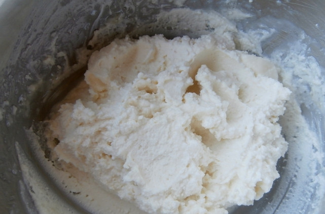 1. Этап. Воздушные сырники из творога: 1. Яйцо взбиваем миксером или блендером вместе с сахаром и ванилином. Когда оно станет белым и увеличится в объеме, добавим остальные ингредиенты.