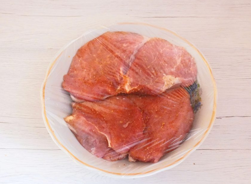 1. Этап. Буженина в ветчиннице: Затяните чашу плёнкой. Уберите в холодильник на 8 часов для маринования.