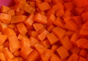 1. Этап. Салат в желе: 3. Даем моркови остыть и также нарезаем ее кубиками.