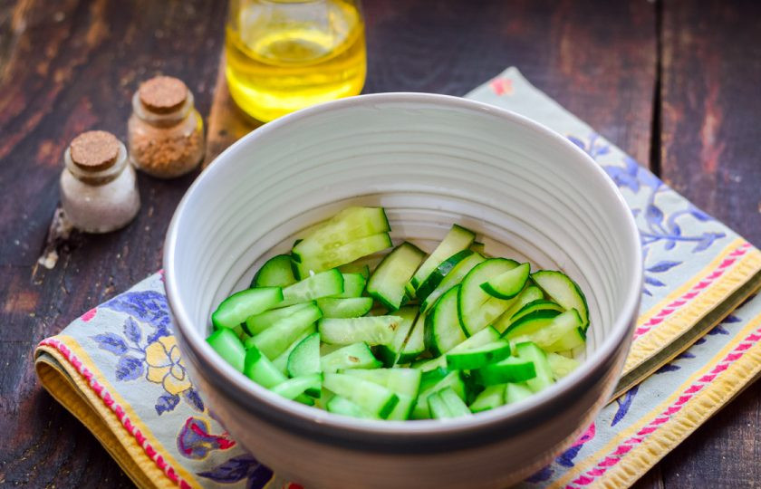 1. Этап. Салат из вешенок и кальмаров: Огурец вымойте и просушите, нарежьте полосками. Переложите огурец в салатник.