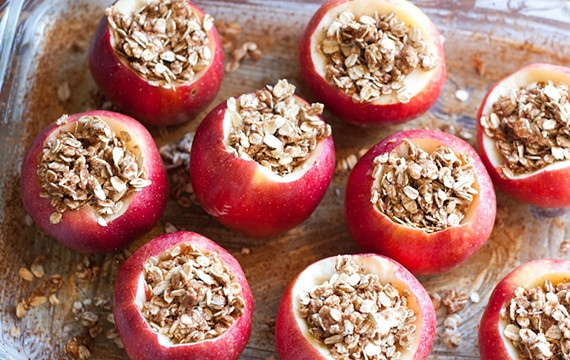 1. Этап. Запеченные яблоки с овсянкой: 6. Начините овсяными хлопьями яблоки.