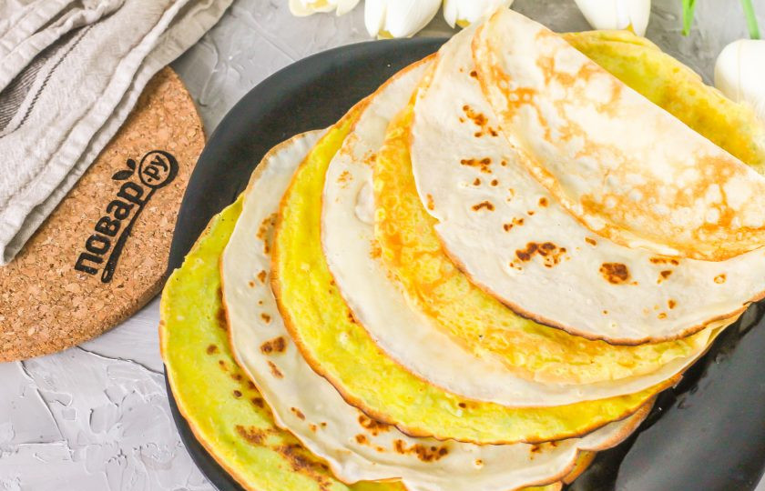 1. Этап. Блинный рулет с заварным кремом: Блины разложите на тарелке друг на друга.