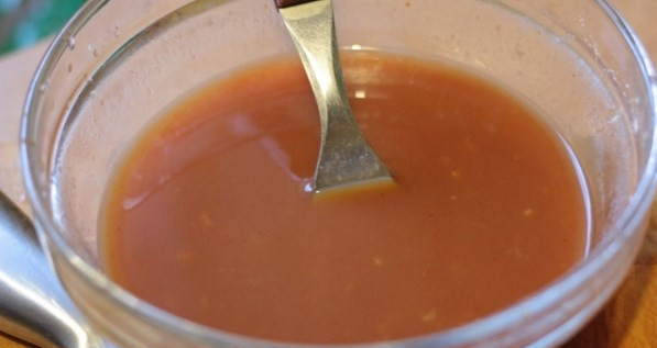 1. Этап. Курица в кисло-сладком соусе с рисом: В воде разведите крахмал, добавьте его в соус. Перемешайте.