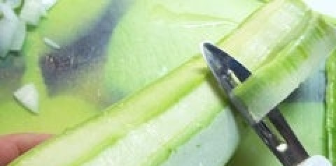 1. Этап. Кабачковая икра с томатной пастой: 2. Подготовьте кабачки. Для этого помойте их под проточной водой. Очистите кабачки от шкурки. Натрите на крупной терке. Теперь выложите тертые кабачки в сковородку к луку и морковке. Перемешайте и продолжайте жарить.