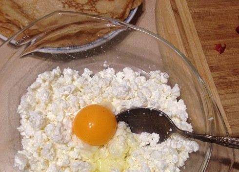 1. Этап. Блинчики с творогом и замороженной клубникой: 6. В творог добавим яйцо (если у вас мокрый творог, добавьте только желток или отожмите творог заранее), сахар обычный и ванильный, хорошо размешаем.