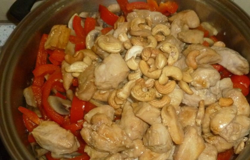 1. Этап. Курица с кешью и грибами: К овощам добавьте курицу, кешью, прогрейте.