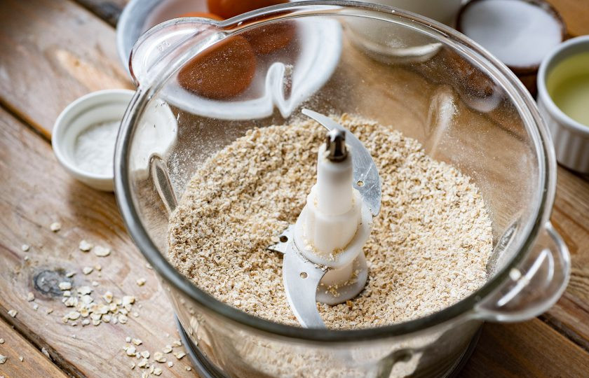 1. Этап. Овсяный хлеб на кефире без дрожжей: Запустите устройство на 1 минуту.