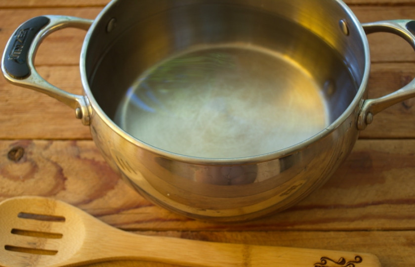 1. Этап. Маринованная капуста по-корейски: Влейте в большую кастрюлю воду. Дайте закипеть. В кипящую воду добавьте соль и сахар. Дайте снова закипеть. Выключайте.