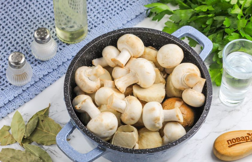 1. Этап. Грибы по-польски: Выложите грибы в казан или кастрюлю. Если они крупные, то нарежьте их на части. Мелкие грибы добавьте целиком.