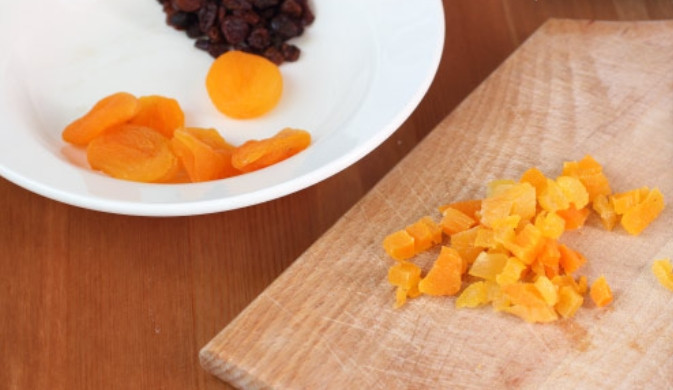 1. Этап. Каша на воде с сухофруктами: Сухофрукты промойте и обсушите. Курагу нарежьте кусочками.